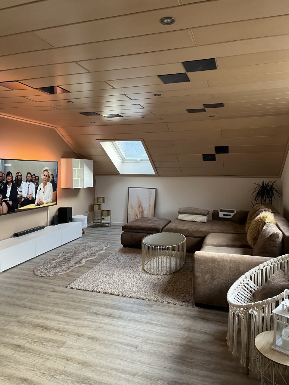 Aidlingen: Top gepflegte 3-Zimmer-DG Wohnung Aidlingen: Top gepflegte 3-Zimmer-DG Wohnung